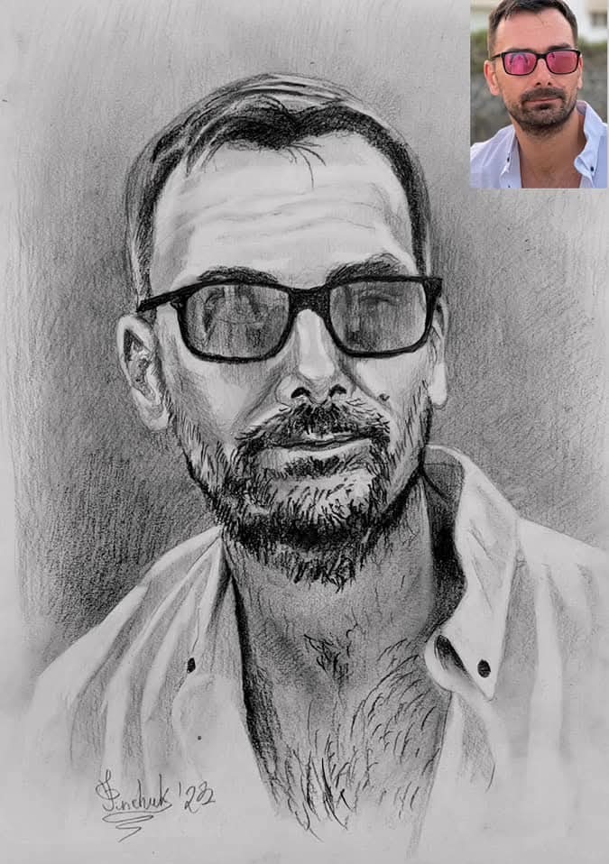 Ręcznie rysowany portret mężczyzny w okularach, wykonany ołówkiem. W prawym górnym rogu zdjęcie referencyjne. Sygnatura artysty w lewym dolnym rogu.