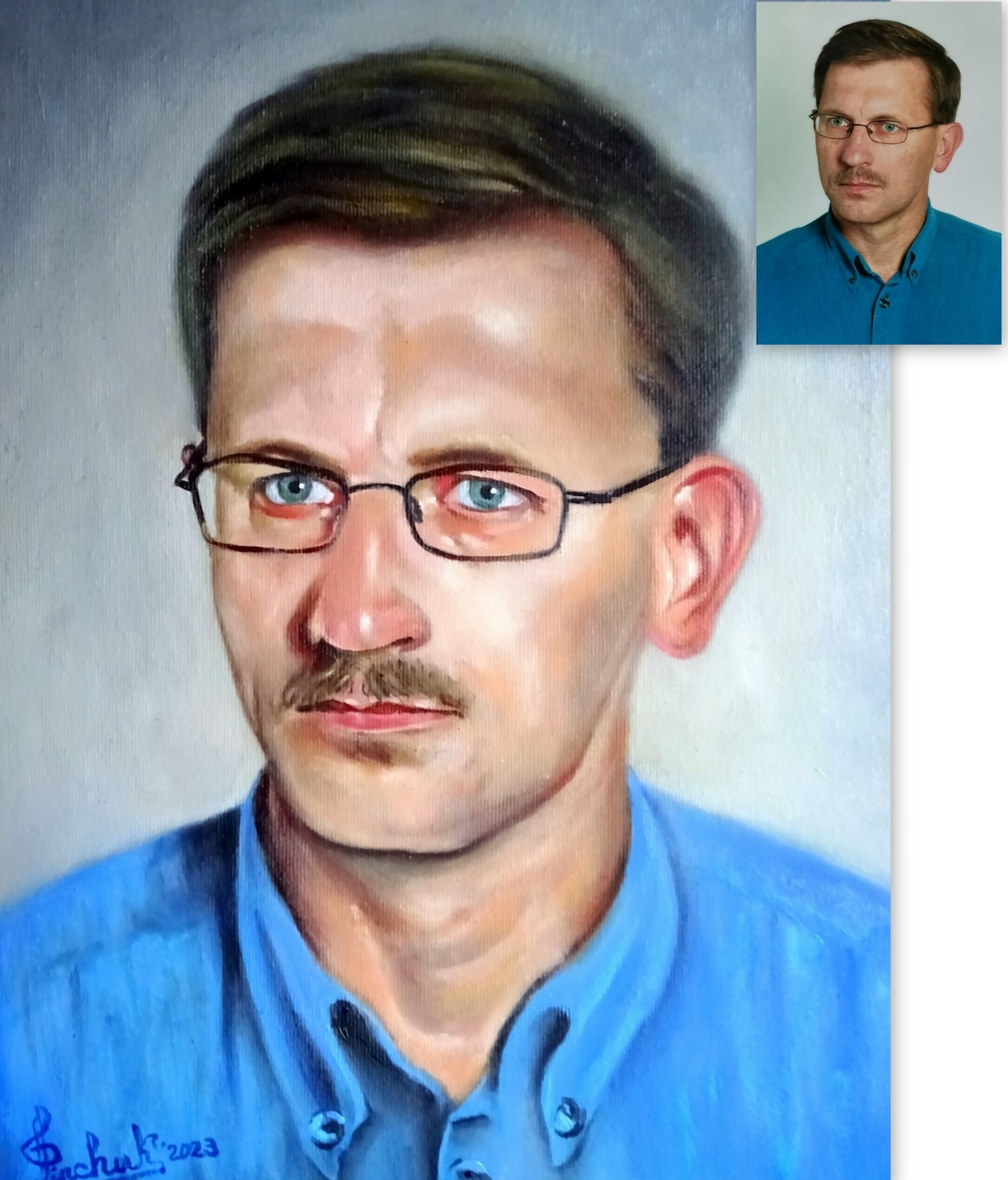 Olejny portret mężczyzny w okularach i niebieskiej koszuli, z dołączonym zdjęciem referencyjnym w prawym górnym rogu. Sygnatura artysty w lewym dolnym rogu.