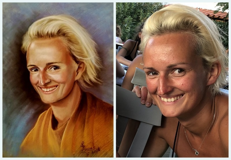 Portret kobiety z blond włosami, po lewej stronie obraz, po prawej zdjęcie. Ukazuje różnicę między oryginałem a dziełem.
