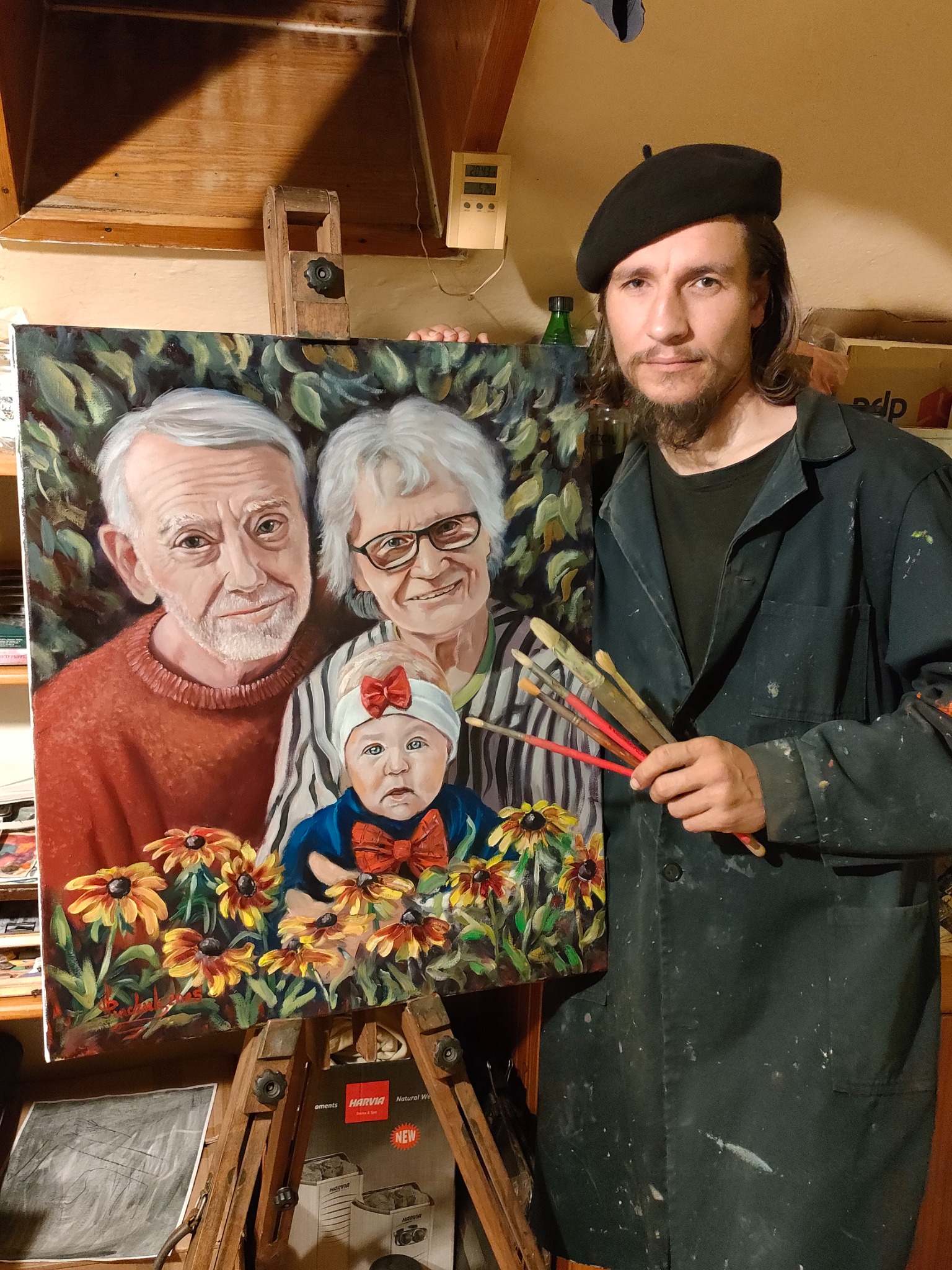 Artysta w berecie prezentuje portret olejny rodziny na płótnie, trzymając pędzle. Widoczne kwiaty w dolnej części obrazu i drewniany stojak malarski.