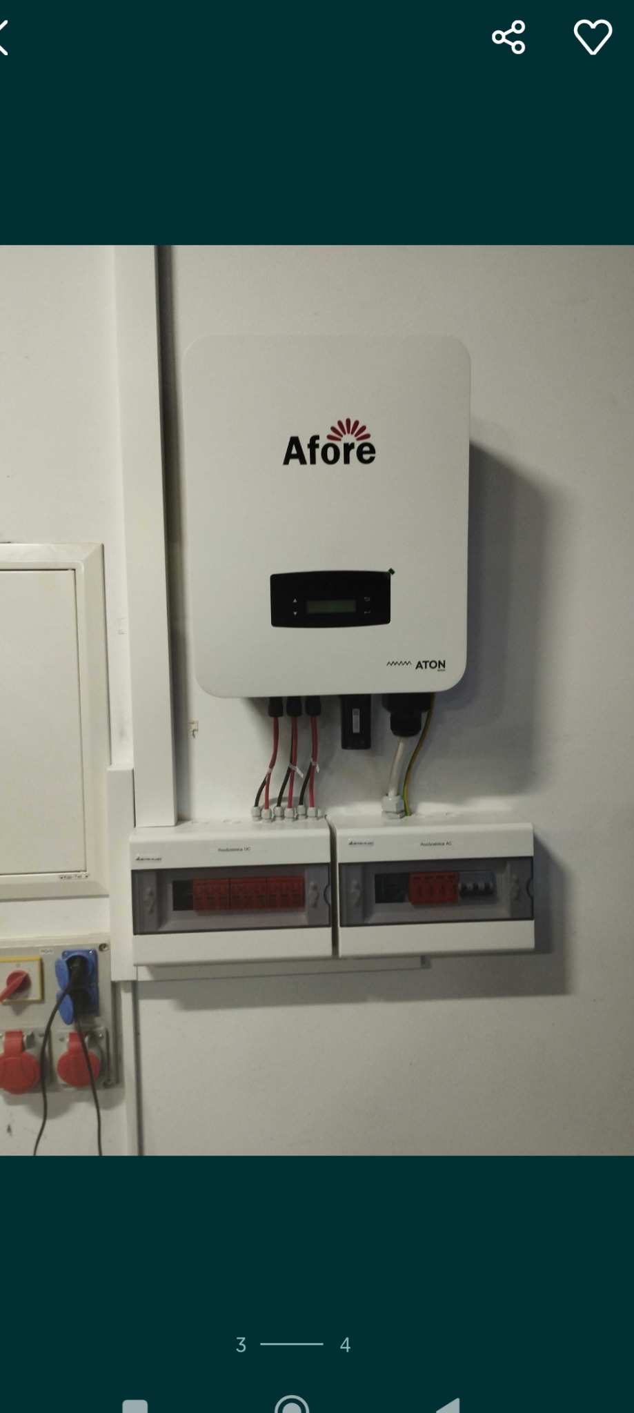 Zamontowany inwerter fotowoltaiczny marki Afore z podłączonymi przewodami i rozdzielnicami elektrycznymi na białej ścianie.