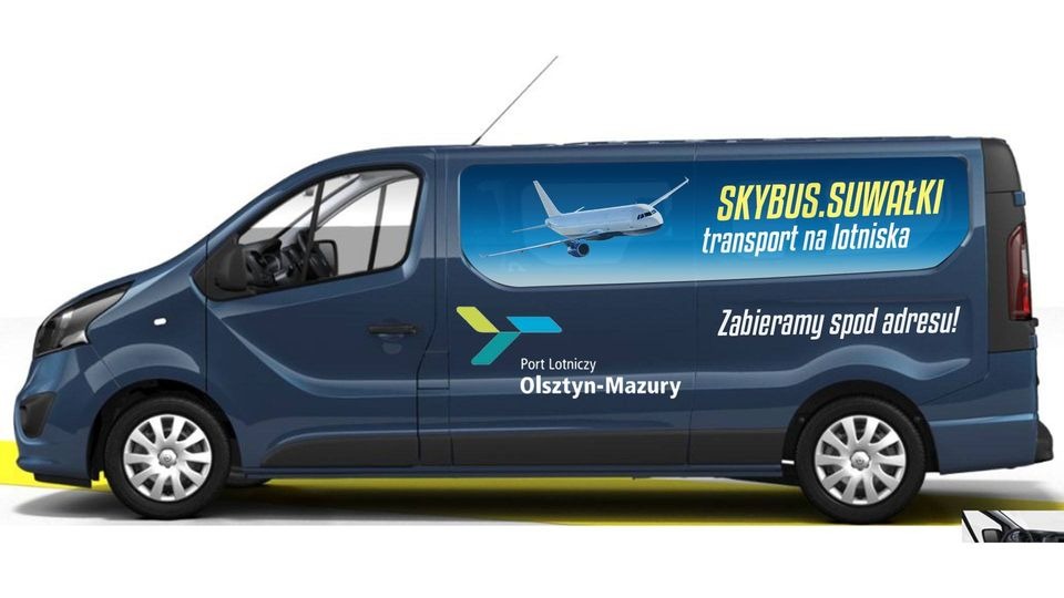 Niebieski bus z grafiką reklamową 'SKYBUS.SUWAŁKI transport na lotniska' oraz logo Port Lotniczy Olsztyn-Mazury i hasłem 'Zabieramy spod adresu!'