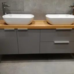 Wisząca szafka z podwójnym zlewem z szarej płyty i drewnianym blatem