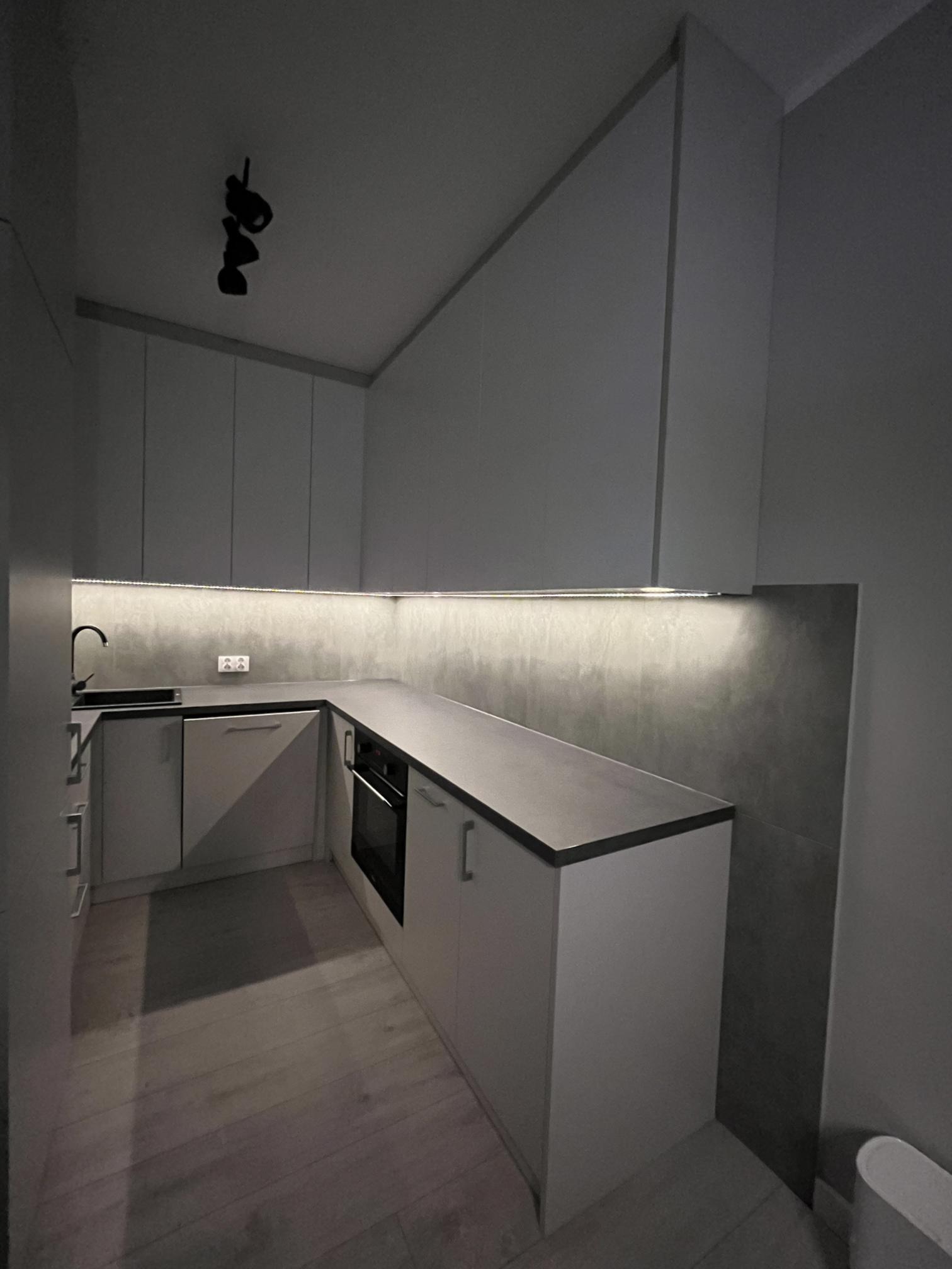 Biało-szara kuchnia z ciemno grafitowym blatem'