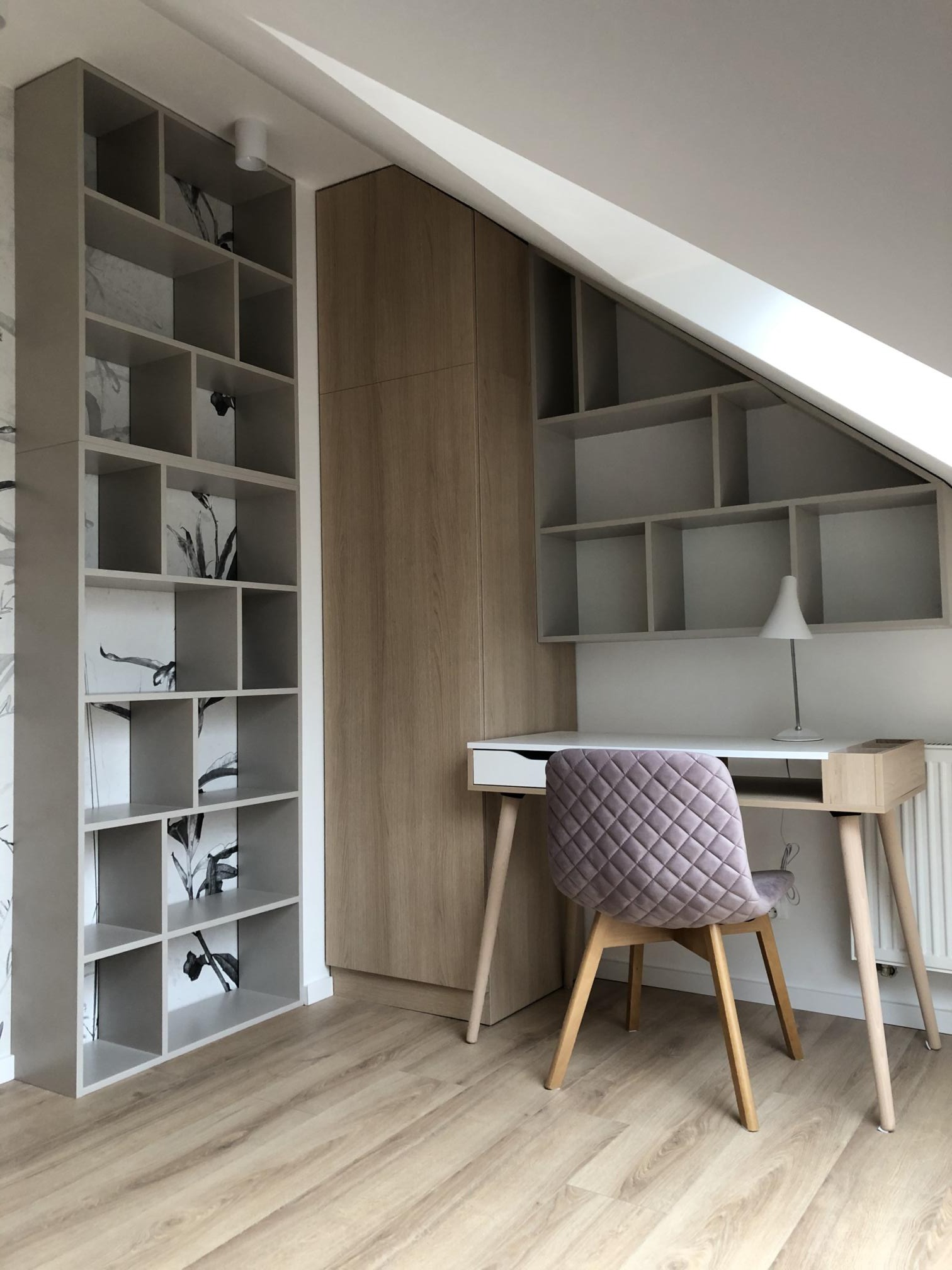 Biurko z szafką na ksiązki oraz zakmniętą szafą na ubrania