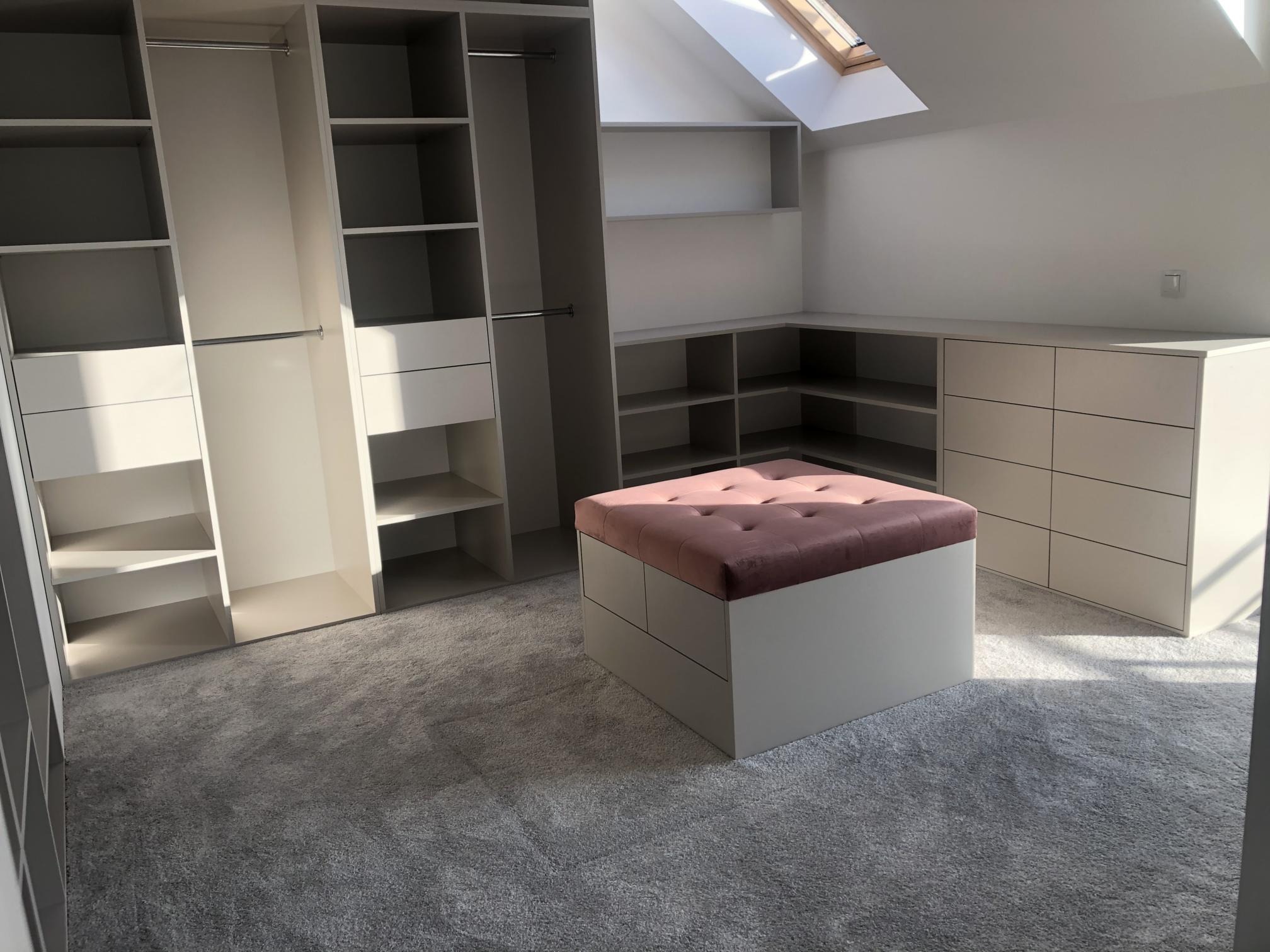 Otwarta garderoba w szarym kolorze z akcentem róźowego