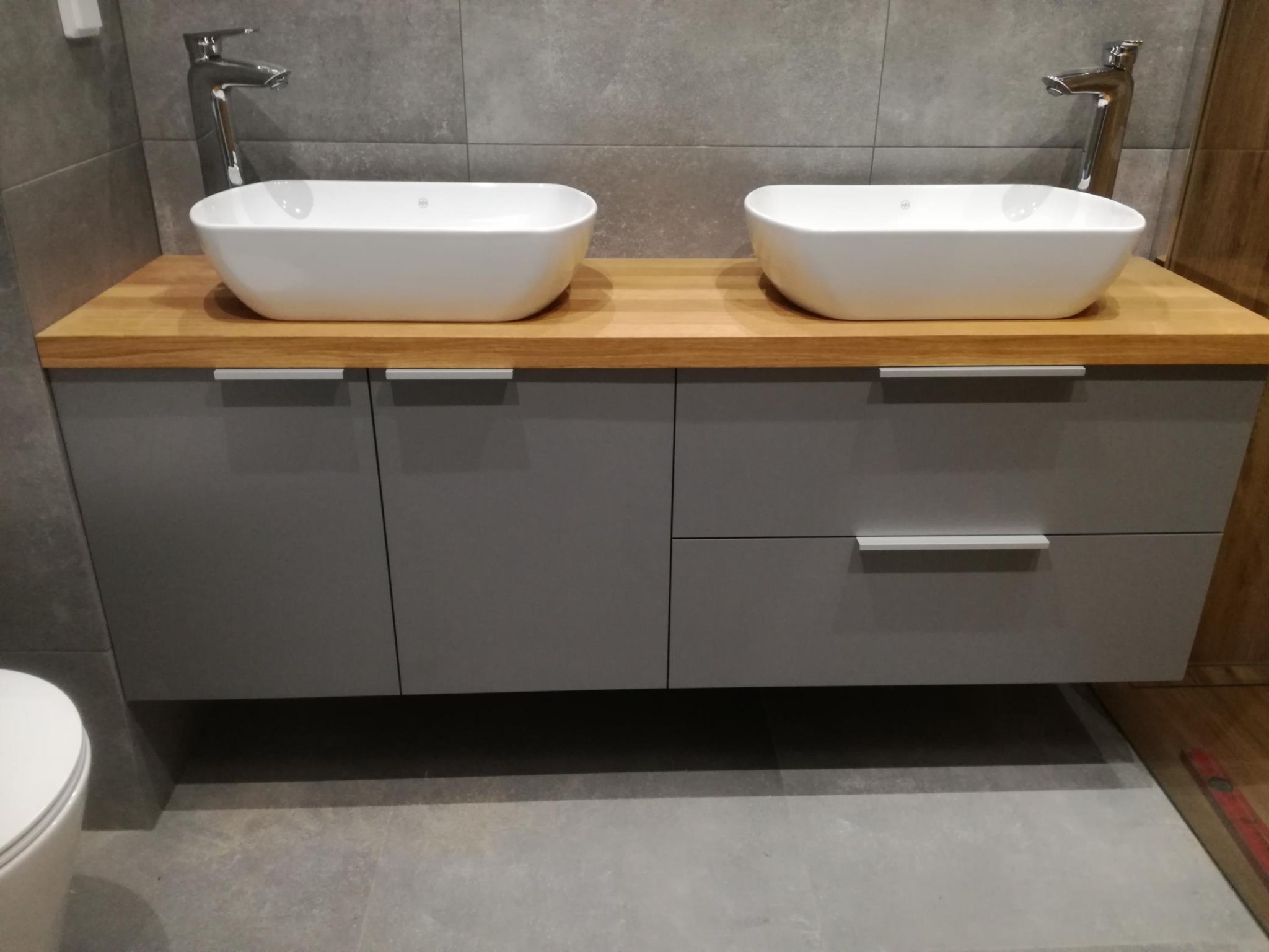 Wisząca szafka z podwójnym zlewem z szarej płyty i drewnianym blatem