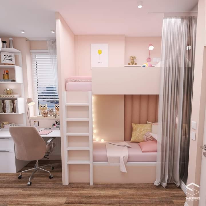 Pokój dziecięcy w odcieniach różu z łóżkiem piętrowym, biurkiem i regałem na książki, oświetlony lampkami.