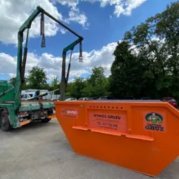 Bramowiec podczas podjazdu do kontenera 7m3