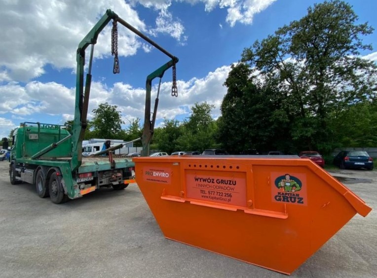 Bramowiec podczas podjazdu do kontenera 7m3