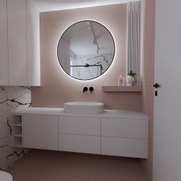 Studio 3rd floor - Nowoczesna łazienka w odcieniach pudrowego różu, z okrągłym lustrem podświetlanym LED, białą umywalką nablatową i szafką z otwartymi półkami, wykończona płytkami imitującymi marmur.