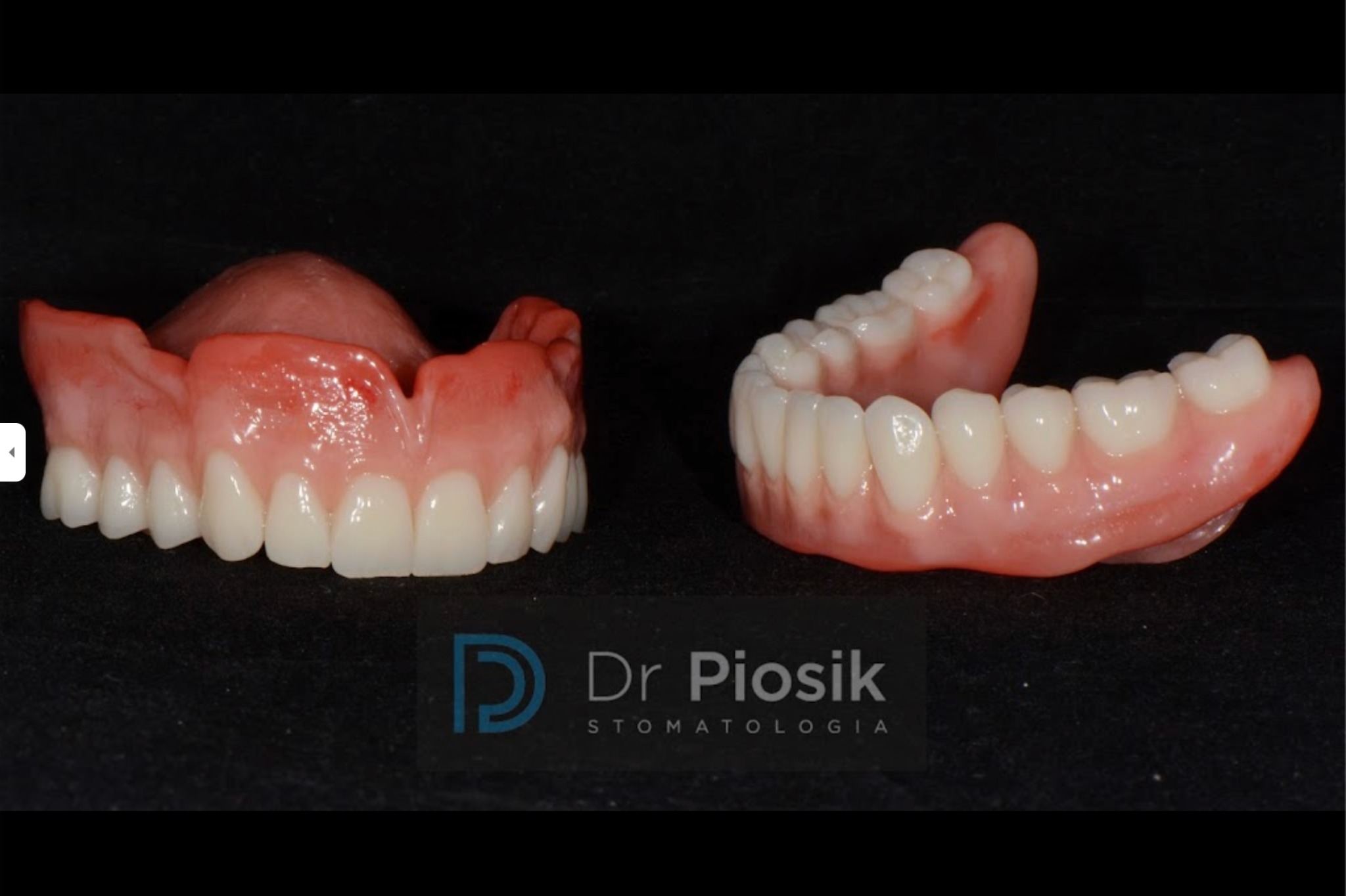 Dwie protezy zębowe na czarnym tle, z widocznym logo gabinetu stomatologicznego Dr Piosik w dolnej części kadru.