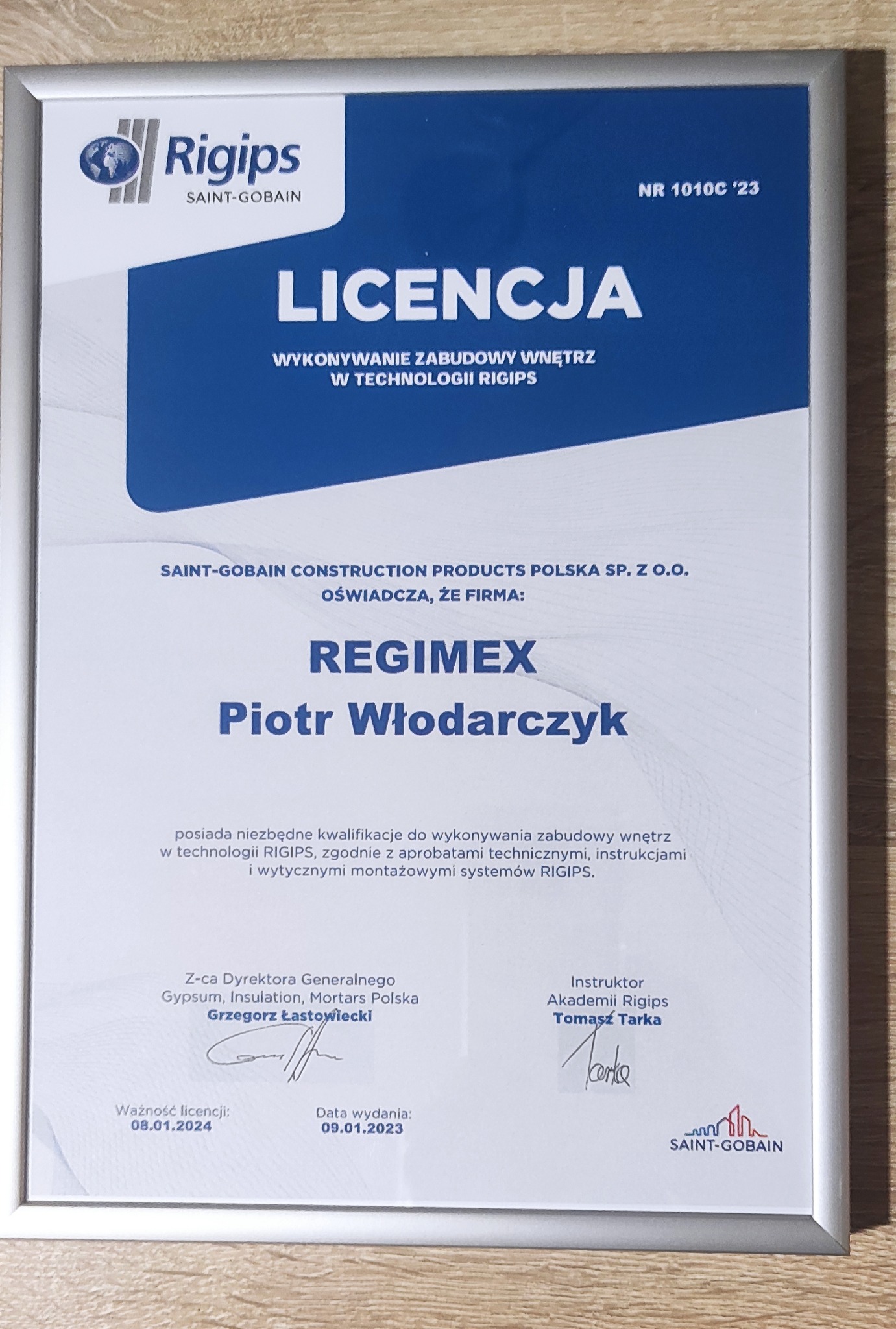 Srebrna ramka z certyfikatem Rigips dla firmy REGIMEX Piotr Włodarczyk, potwierdzającym kwalifikacje do wykonywania zabudowy wnętrz w technologii Rigips, ważny do 08.01.2024, podpisany przez...