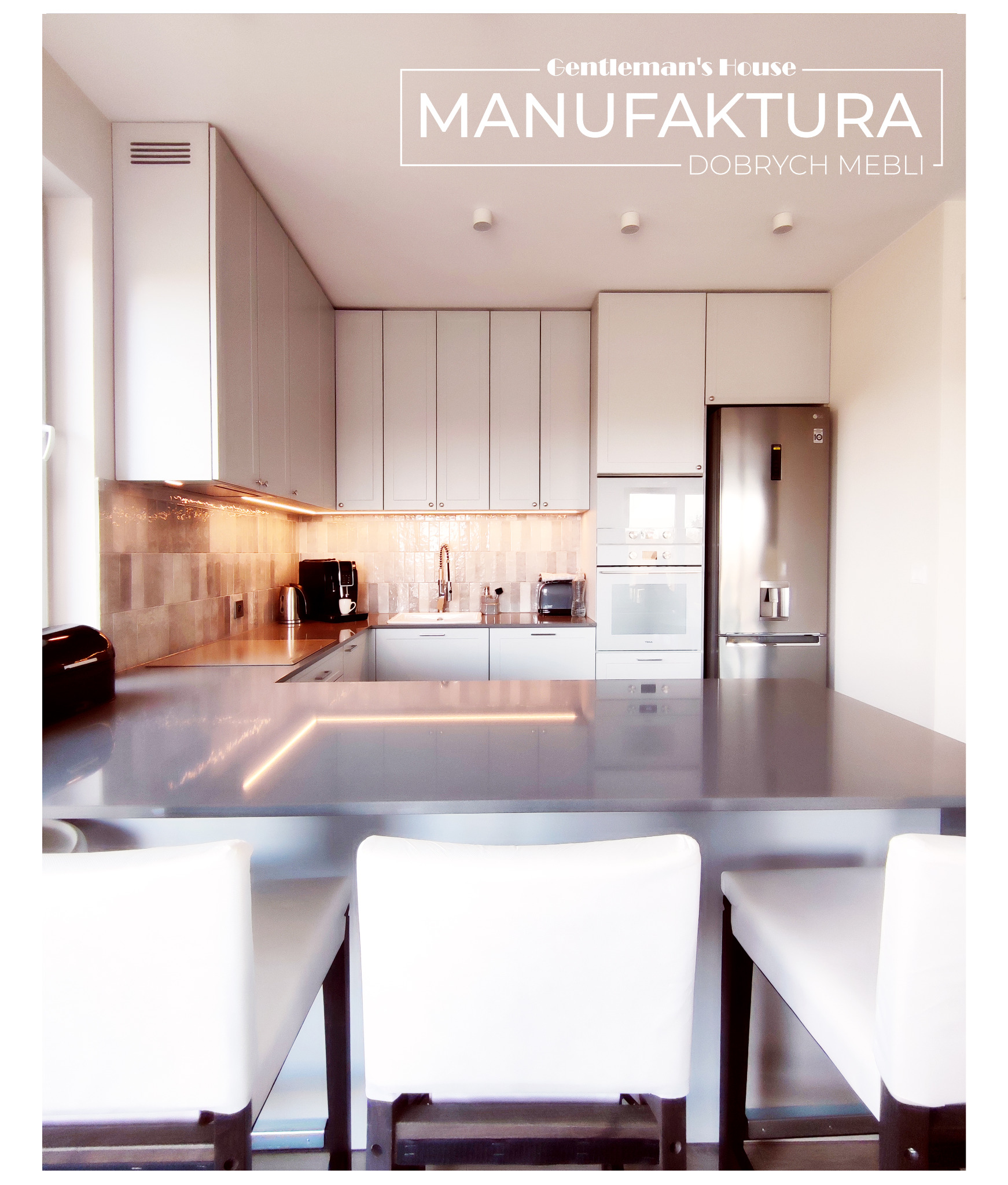 Nowoczesna kuchnia w jasnych odcieniach z szarym blatem i podświetleniem LED, widok zza krzeseł barowych.