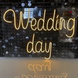 U nas mogą Państwo także wynająć wiele rodzajów neonów 