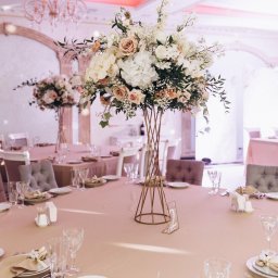 Kompozycje florystyczne na stoły weselne, przyozdobienie kościoła, imprezy pracownicze czy urodziny, to kolejna z naszych specjalizacji