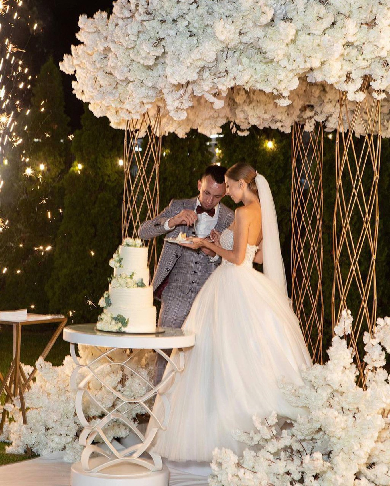 Posiadamy w swojej ofercie bogatą ilość ścianek oraz łuków, które doskonale sprawdzą się jako tło do sesji zdjęciowych.