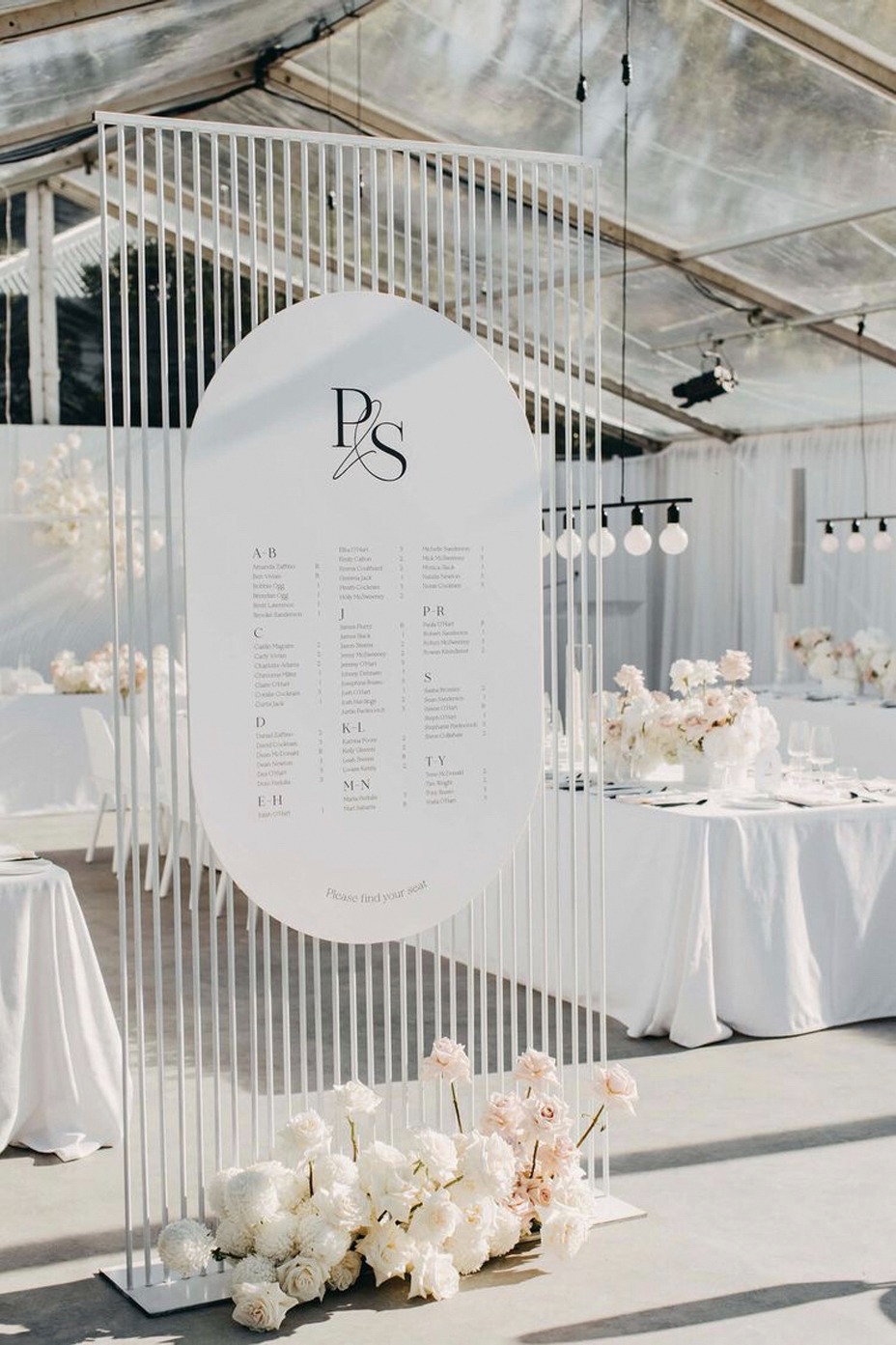 Posiadamy ciekawą ofertę tablic opisujących rozmieszczenie gości i numerków na stół.