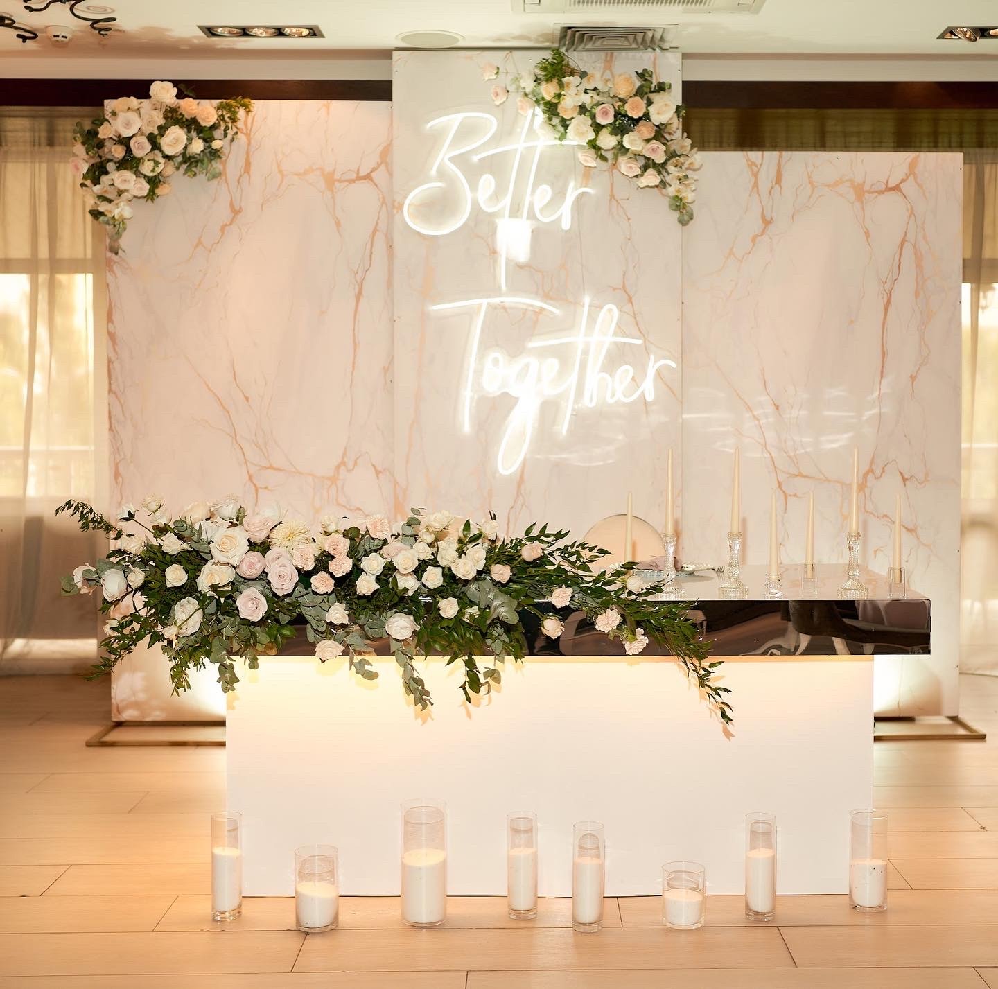 W naszej ofercie znajdą Państwo gotowe pomysły na aranżacje Stołów Weselnych