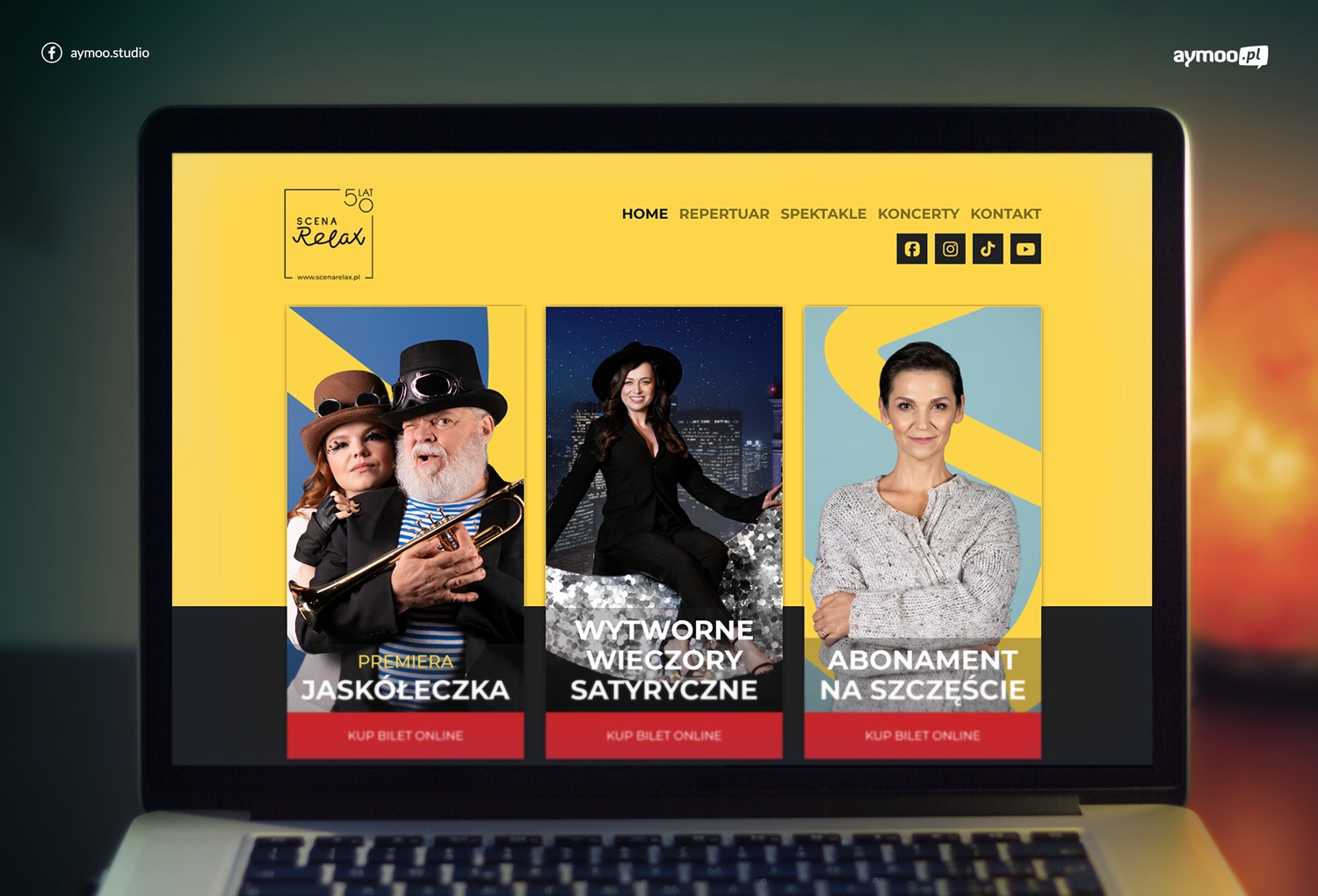 Ekran laptopa wyświetlający stronę internetową Scena Relax z trzema miniaturami spektakli: 'Jaskółeczka', 'Wytworne wieczory satyryczne' i 'Abonament na szczęście', na żółtym tle menu strony.