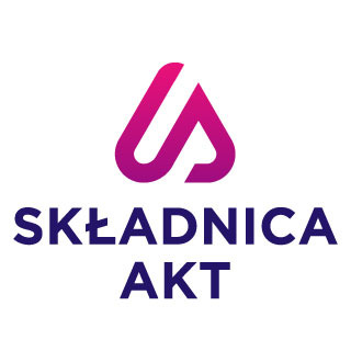 Logo firmy 'Składnica Akt' z abstrakcyjnym, różowo-fioletowym symbolem powyżej nazwy, na białym tle.