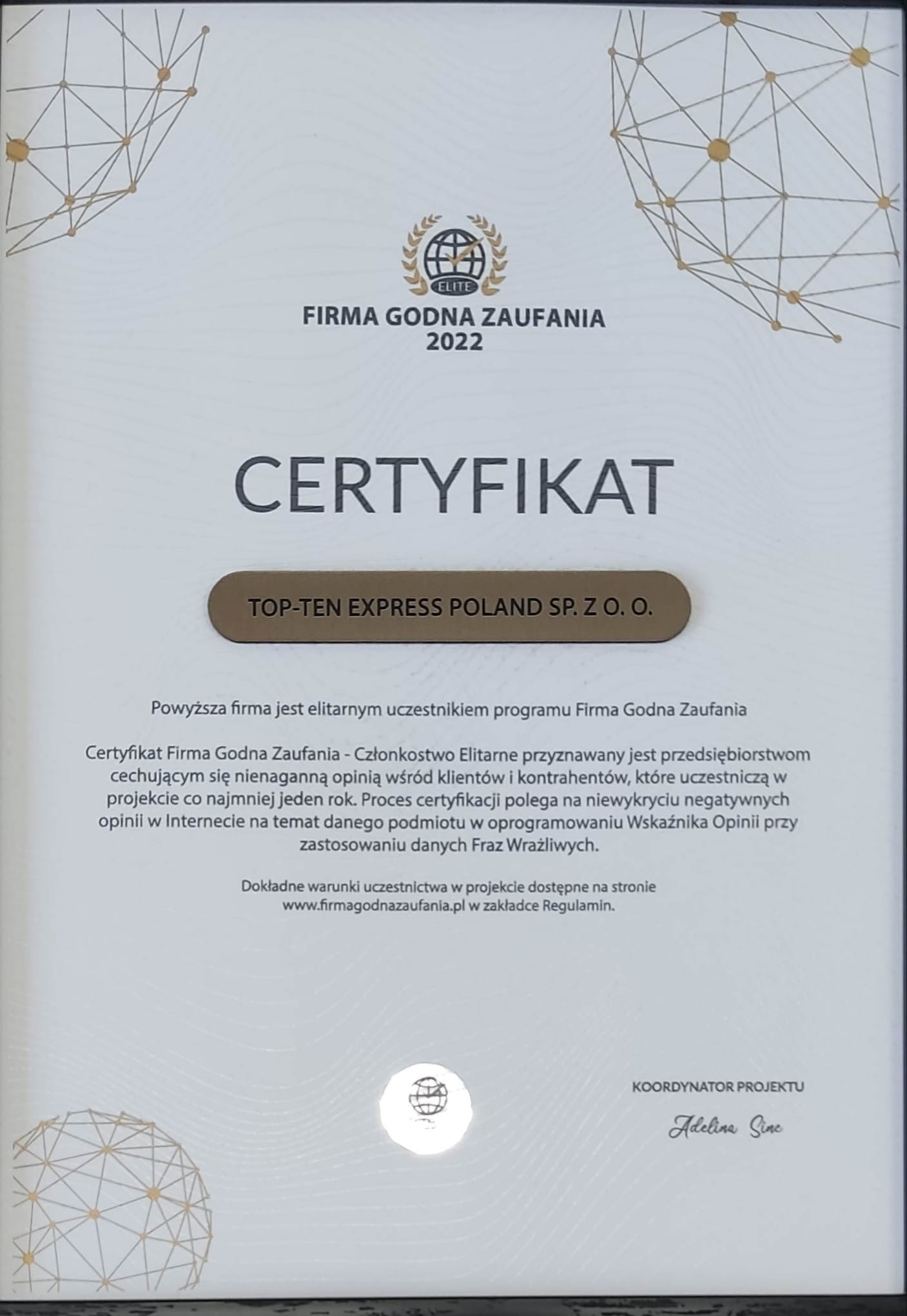 Certyfikat 'Firma Godna Zaufania 2022' dla Top-Ten Express Poland Sp. z o.o., potwierdzający pozytywną opinię wśród klientów i kontrahentów, z ozdobnymi elementami graficznymi w rogach.