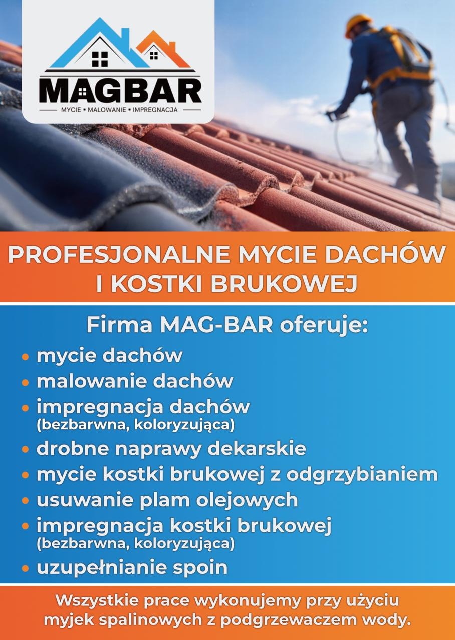 Pracownik w kasku czyści dachówkę myjką ciśnieniową. Reklama firmy MAG-BAR oferującej mycie dachów i kostki brukowej, malowanie i impregnację.