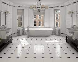 Elegancka łazienka w stylu retro z biało-czarną podłogą w romby, wolnostojąca wanna centralnie, dwie umywalki po bokach, duże lustra i okna z widokiem na budynki.