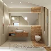 Nowoczesna łazienka z drewnianymi akcentami: umywalka nablatowa, podświetlane lustro i toaleta wisząca na tle beżowych płytek. Nietypowe połączenie materiałów i oświetlenia tworzy przytulną atmosferę.