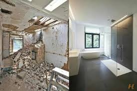 Porównanie stanu łazienki przed i po remoncie: zrujnowane pomieszczenie z gruzem i odpadami budowlanymi zestawione z nowoczesną, minimalistyczną łazienką z kabiną prysznicową, wanną i oknem.