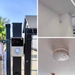 Zestaw: wideodomofon zamontowany na metalowej furtce, czujnik ruchu na ścianie wewnątrz domu, czujnik dymu na suficie.