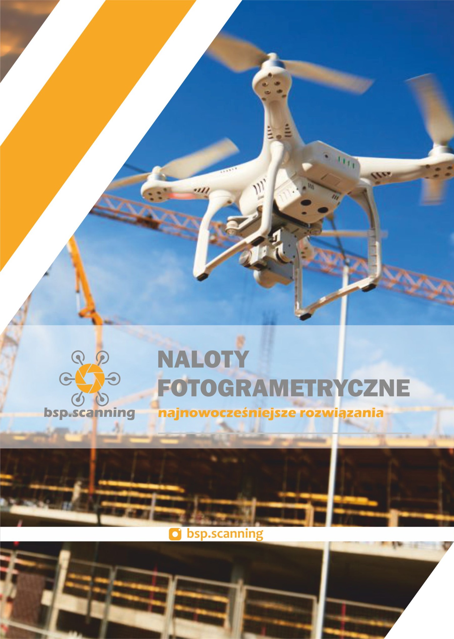 Biały dron w locie na tle błękitnego nieba i konstrukcji budowlanej, z naniesionymi elementami graficznymi i logo firmy bsp.scanning.