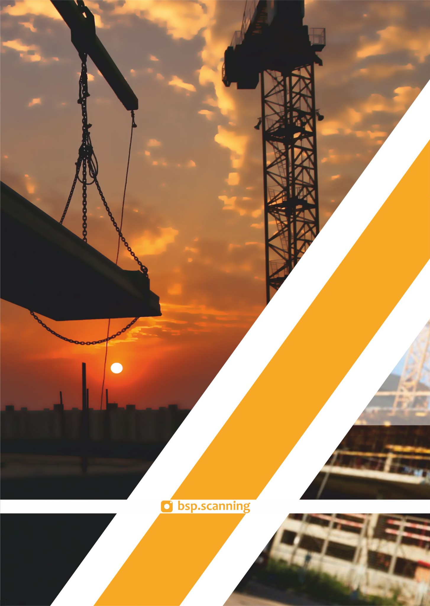 Żuraw budowlany w trakcie pracy, na tle zachodzącego słońca i chmur. W tle widoczne budynki w budowie.