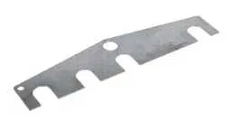 Metalowy element o nieregularnym kształcie z wycięciami i otworami, prawdopodobnie część maszyny lub narzędzia, leżący na białym tle.