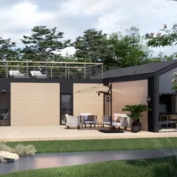 Nowoczesny dom z jasną elewacją, czarnymi elementami i spiralnymi schodami na taras na dachu, otoczony zielenią, z meblami ogrodowymi na tarasie.