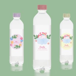 Karolina Bomba digital - Trzy butelki wody mineralnej z personalizowanymi etykietami na Baby Shower, każda z inną kolorystyką i motywem graficznym: balony, chmurka z króliczkiem i tęczą. Nakrętki butelek w odcieniach...