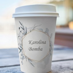 Karolina Bomba digital - Papierowy kubek z wieczkiem, ozdobiony akwarelowym wzorem liści i złotym geometrycznym ornamentem, zawierający imię i nazwisko 'Karolina Bomba'.