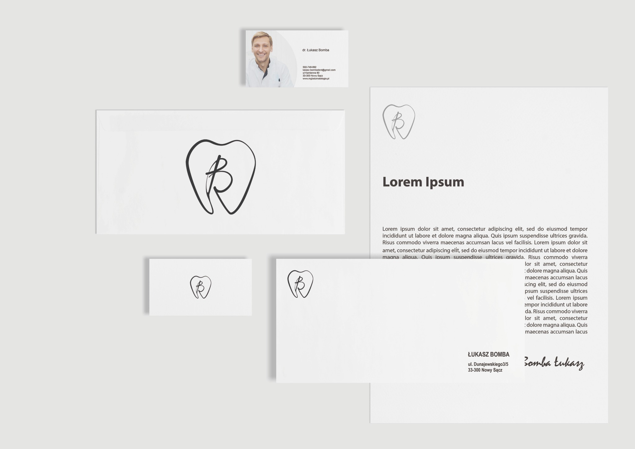Wizualizacja identyfikacji wizualnej stomatologa: wizytówka, papier firmowy i koperta z logo w kształcie zęba z literą 'B' w środku.