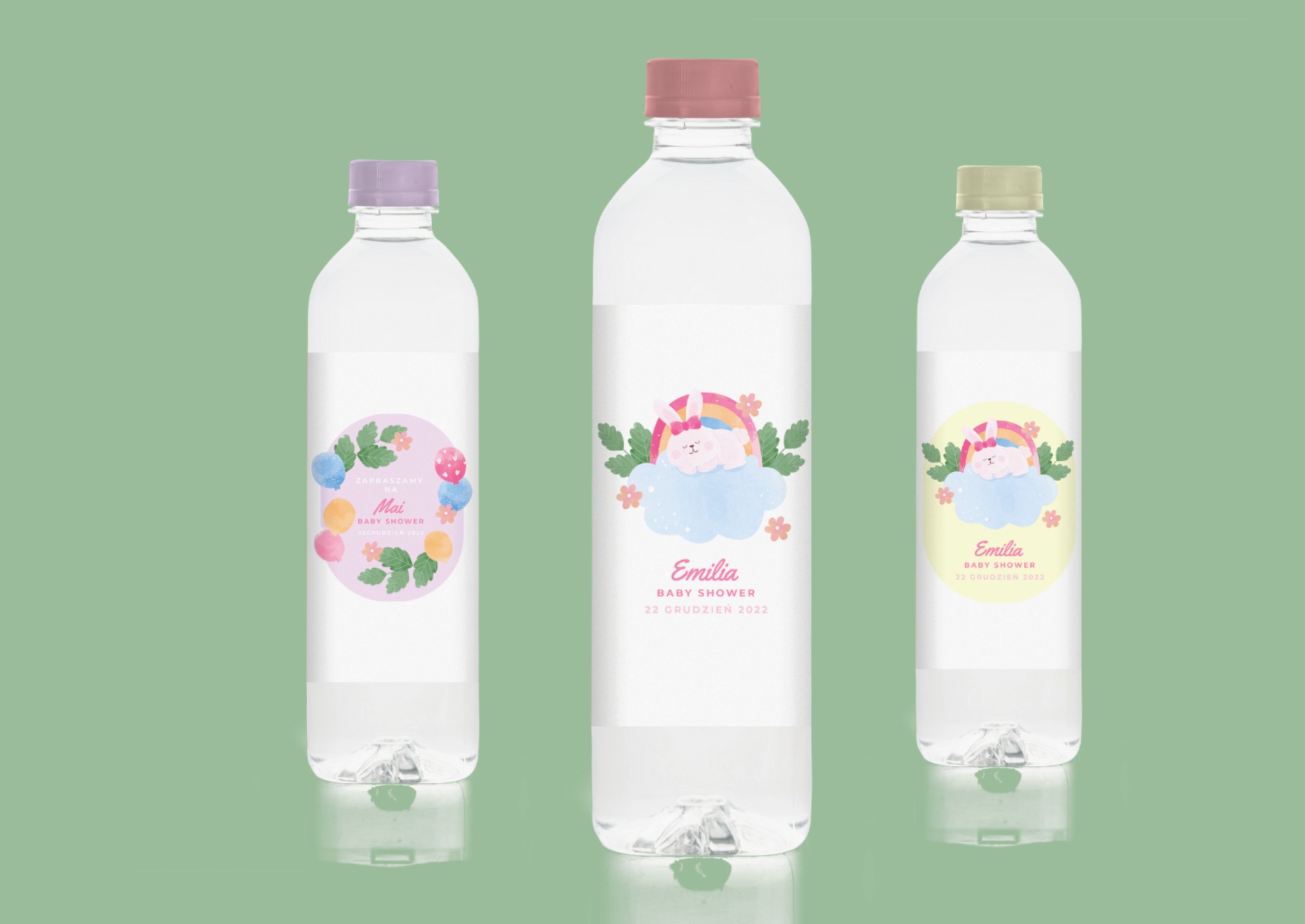 Trzy butelki wody mineralnej z personalizowanymi etykietami na Baby Shower, każda z inną kolorystyką i motywem graficznym: balony, chmurka z króliczkiem i tęczą. Nakrętki butelek w odcieniach...