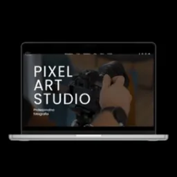 Ekran laptopa prezentujący stronę internetową studia fotograficznego 'Pixel Art Studio' z motywem zdjęcia aparatu DSLR w tle.