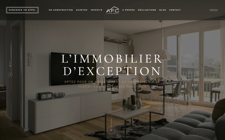 Strona internetowa z minimalistycznym designem prezentująca wnętrze apartamentu z nowoczesnymi meblami i dużym oknem.