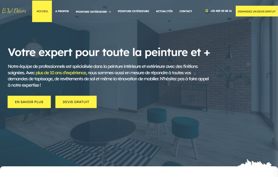 Zrzut ekranu strony internetowej firmy dekoratorskiej z tekstem o specjalizacji w malowaniu wnętrz i zewnątrz, widoczne elementy wystroju wnętrz.