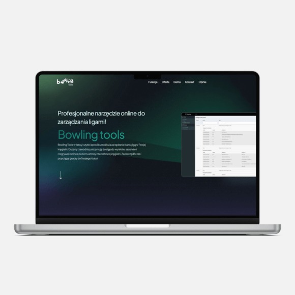 Laptop wyświetlający stronę internetową z narzędziem online do zarządzania ligami bowlingowymi, z zielono-czarnym gradientem w tle i oknem z danymi w tabeli.
