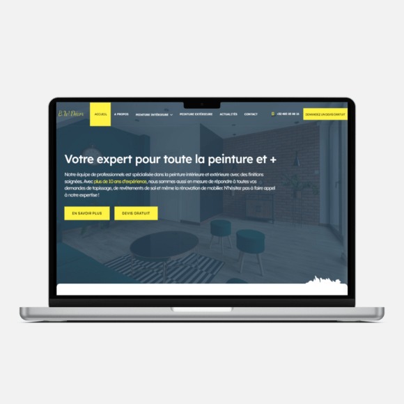 Ekran laptopa wyświetlający stronę internetową firmy zajmującej się malowaniem wnętrz i elewacji, z widocznym menu nawigacyjnym, tekstem reklamowym i aranżacją wnętrza w tle.
