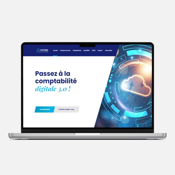 Laptop wyświetlający stronę internetową firmy Ficotax z hasłem 'Passez à la comptabilité digitale 3.0!' i grafiką chmury na tle cyfrowego obwodu.