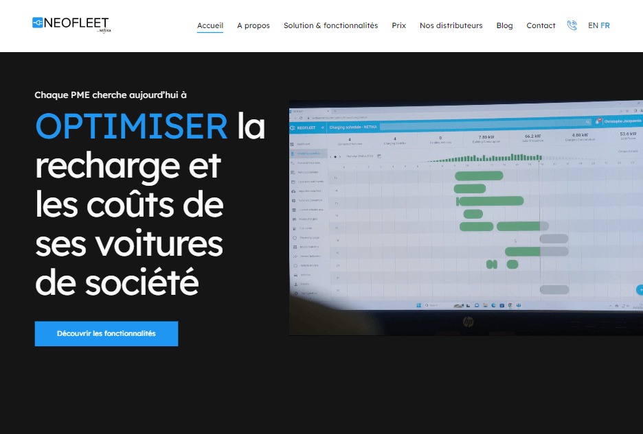 Ekran monitora prezentujący interfejs webowy z harmonogramem ładowania pojazdów elektrycznych, z widocznymi danymi o mocy i czasie ładowania.