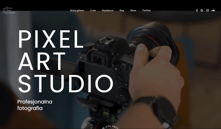 Strona internetowa studia fotograficznego Pixel Art Studio z widocznym aparatem na statywie, trzymanym w ręku, oraz menu nawigacyjnym i logo w lewym górnym rogu.