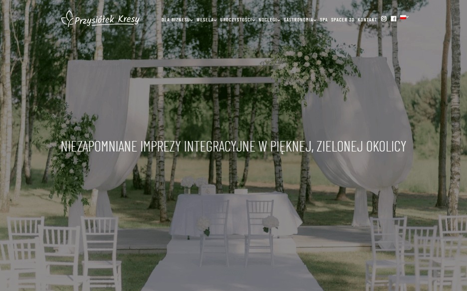 Uroczysta aranżacja plenerowa z białymi dekoracjami kwiatowymi i tekstyliami, przygotowana na imprezę integracyjną w otoczeniu drzew.