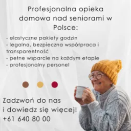 Uśmiechnięta seniorka w żółtej czapce i okularach pije z białego kubka z logo firmy, na tle tekstu reklamowego o profesjonalnej opiece domowej nad seniorami.