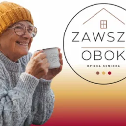 Uśmiechnięta starsza kobieta w żółtej czapce i okularach pije z kubka z logo 'Zawsze Obok' na tle gradientu.